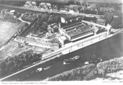 1000648 Luchtfoto van de Persilfabriek van Zeepproducten te Jutphaas; op de voorgrond het Merwedekanaal en op de ...